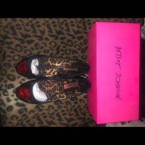 Betsey Johnson Lip Flats